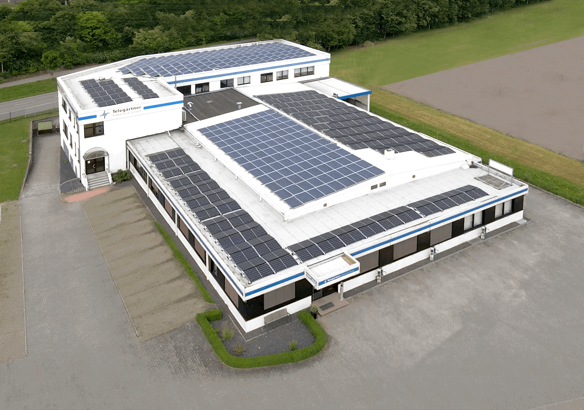 Firmengebäude Telegärtner Elektronik GmbH mit Photovoltaik auf dem Dach